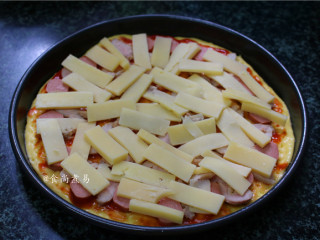 9、鸡胸肉肠仔披萨,上面铺一层马苏里拉奶酪