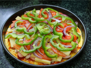 10、鸡胸肉肠仔披萨,接着将番茄、圆椒、洋葱整齐铺在上面