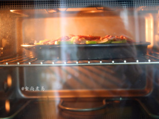 11、鸡胸肉肠仔披萨,放入烤箱中，上下火200度，烘烤20分钟