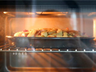 13、鸡胸肉肠仔披萨,放入烤箱中继续烤5分钟，至芝士溶化，表面稍微焦黄色即可