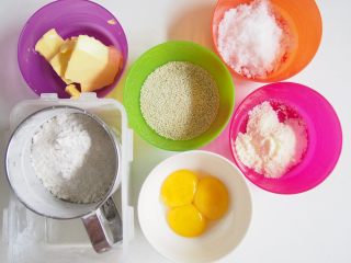 1、蛋黄奶酥,准备好所有材料