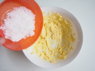 2、蛋黄奶酥,黄油切成小块软化,加入白糖和少许盐打至发白