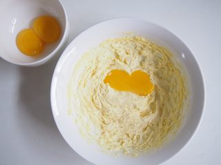 3、蛋黄奶酥,分三次加入蛋黄,每一次都搅打均匀
