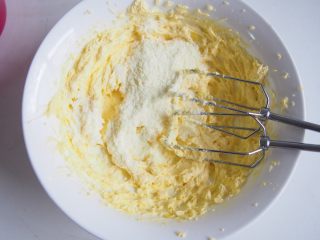 4、蛋黄奶酥,加入奶粉切拌均匀