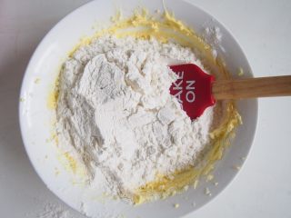 5、蛋黄奶酥,筛入低筋面粉,切拌均匀