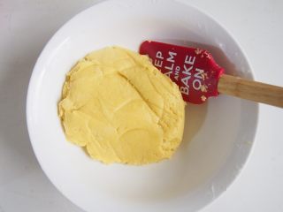 6、蛋黄奶酥,将面团切拌至无干粉的状态