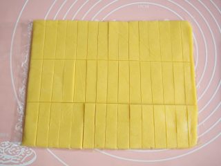 8、蛋黄奶酥,冻好后切成1厘米左右宽,5厘米左右长的条状