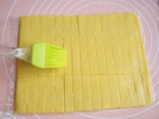 9、蛋黄奶酥,在表面刷上一层蛋液