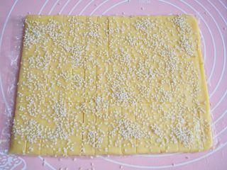 10、蛋黄奶酥,撒上适量芝麻,烤箱预热至160度