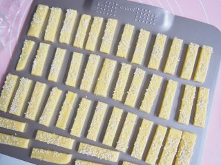 11、蛋黄奶酥,将奶酥条放至烤盘上,放到预热好的烤箱中层,上下火,10分钟左右观察上色熟透