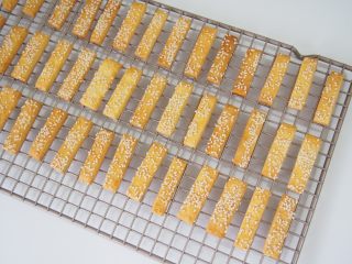 12、蛋黄奶酥,烤好的奶酥条晾凉即可