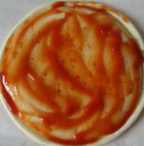 4、培根时蔬披萨 ,饼胚解冻之后抹上番茄沙司