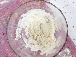 1、芒果披萨,碗中放面粉，酵母，加入温水，搅拌成棉絮状。