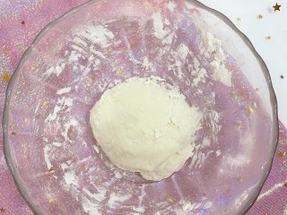 2、芒果披萨,揉成面团放到温暖处发酵45分。