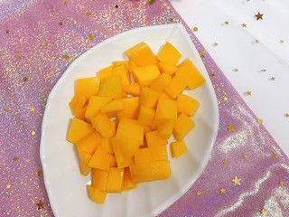 4、芒果披萨,芒果切块。