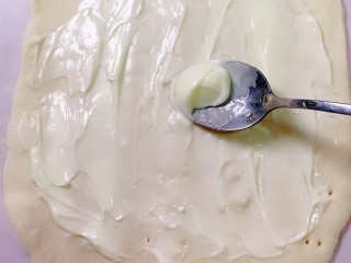 6、芒果披萨,涂抹上奶油。