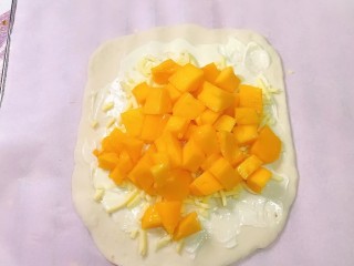 7、芒果披萨,撒上一层芝士，再放一层芒果。