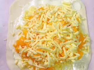 8、芒果披萨,再撒一层芝士。