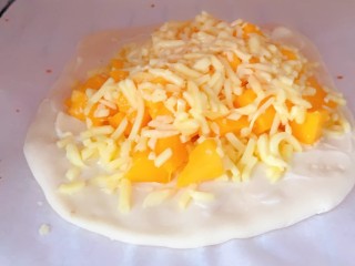 9、芒果披萨,放入烤箱，160°烤15分。