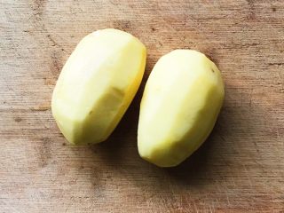 1、土豆糯米芝麻丸子,土豆洗净削皮