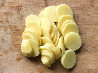 2、土豆糯米芝麻丸子,切成薄片