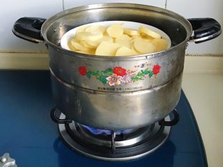 3、土豆糯米芝麻丸子,蒸锅大火蒸20分钟