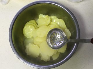 4、土豆糯米芝麻丸子,用勺子压成泥状