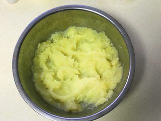 5、土豆糯米芝麻丸子,越糊越好