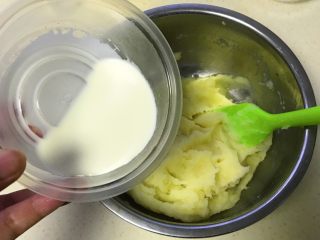 6、土豆糯米芝麻丸子,倒入淡奶油拌匀