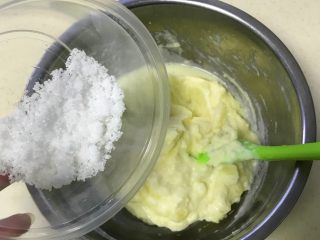 7、土豆糯米芝麻丸子,倒入糖和盐拌匀