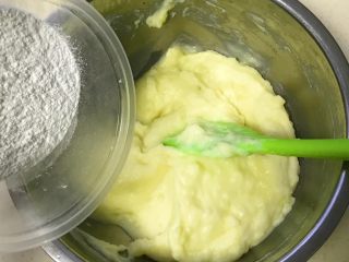 8、土豆糯米芝麻丸子,倒入过筛的糯米粉，用刮刀拌到无干粉