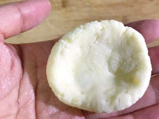 11、土豆糯米芝麻丸子,取一个压扁