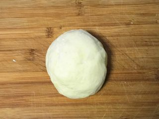 9、土豆糯米芝麻丸子,揉成光滑的面团
