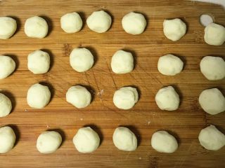 10、土豆糯米芝麻丸子,分成大小均匀的颗粒