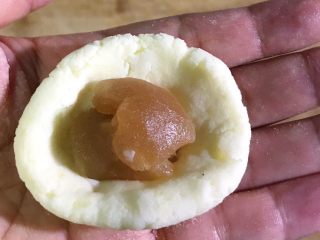 12、土豆糯米芝麻丸子,放入莲蓉馅