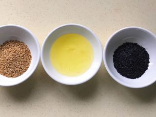 15、土豆糯米芝麻丸子,准备好蛋液和黑、白芝麻，我的蛋白是做饼干剩下的，这样就不浪费了，你们可以用全蛋液