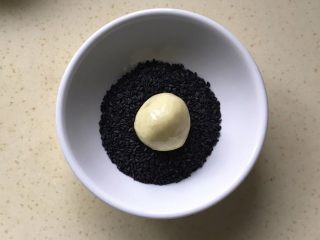 17、土豆糯米芝麻丸子,再放进黑芝麻里滚一圈