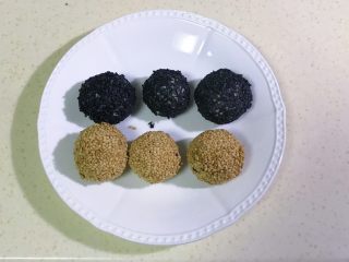 18、土豆糯米芝麻丸子,夹馅不同可以按裹黑白芝麻来区分，裹好后要稍等几分钟再入锅炸，让芝麻能充分与丸子粘合