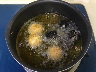 20、土豆糯米芝麻丸子,转中火炸至金黄色