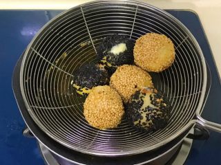 21、土豆糯米芝麻丸子,捞出沥干油分