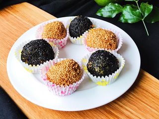 23、土豆糯米芝麻丸子,把炸好的丸子装进纸托里，漂亮吧