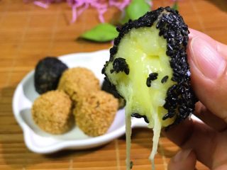 24、土豆糯米芝麻丸子,咬一口满满的芝士，好满足啊……