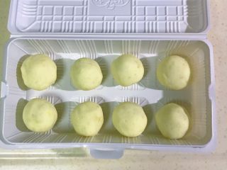 25、土豆糯米芝麻丸子,吃几个炸几个，剩余的装进盒子里冰箱冷冻保存