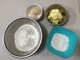 1、香甜的苹果派,准备好派皮的材料；