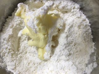 4、香甜的苹果派,加入软化好的黄油、白砂糖