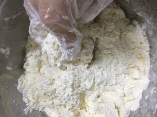 5、香甜的苹果派,用手不断揉搓，搓成粗颗粒状。