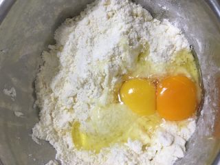 6、香甜的苹果派,加入鸡蛋