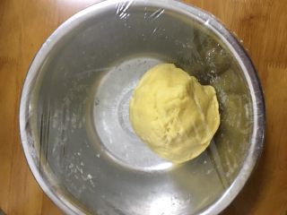 7、香甜的苹果派,揉成面团，放入冰箱冷藏松弛20分钟以上。