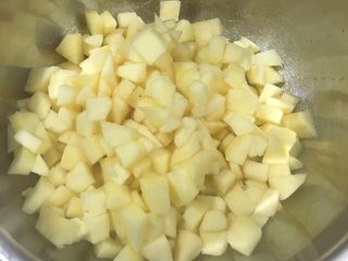 8、香甜的苹果派,现在做苹果馅，把苹果去皮去核切丁，待用。