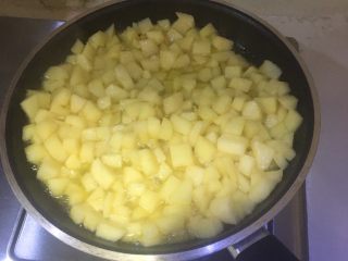 11、香甜的苹果派,果丁会渗出水。